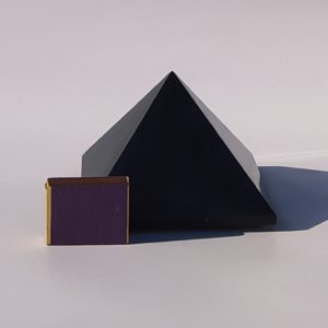 Sungit piramis atlantiszi aranymetszés arányú szabályos 12x12 cm négyzetalapú shungite szungit Šungit shungit 순지트 Shungita