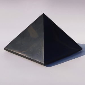 Sungit négyzet alapú szabályos piramis