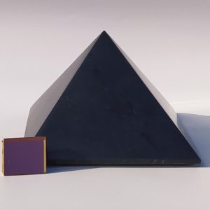 Sungit piramis atlantiszi aranymetszés arányú szabályos 21x21 cm négyzetalapú shungite szungit Šungit shungit 순지트 Shungita