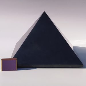 Sungit piramis atlantiszi aranymetszés arányú szabályos 24x24 cm négyzetalapú  shungite szungit Šungit shungit 순지트 Shungita