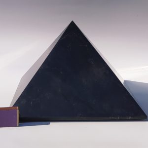Sungit piramis atlantiszi aranymetszés arányú szabályos 30x30 cm négyzetalapú XXL shungite szungit Šungit shungit 순지트 Shungita