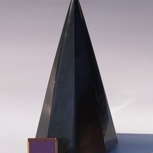 Sungit oktogon(nyolcszög)alapú magas piramis 15×15x30 cm shungite,szungit,Šungit,shungit,순지트,Shungita