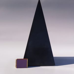Sungit négyzetalapú magas piramis 15×15x32 cm shungite szungit Šungit shungit 순지트 Shungita