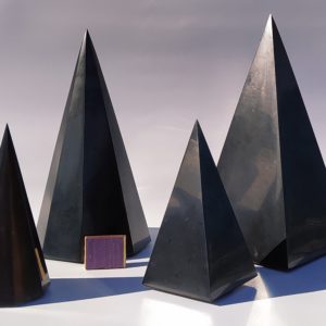 Sungit négyzet és nyolcszög alapú magas piramisok