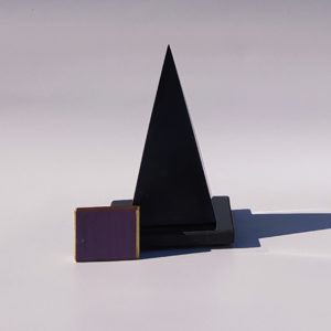 Sungit négyzet alapú,üreges,talpas magas piramis 7x7x16 cm shungite,szungit,Šungit,shungit,순지트,Shungita